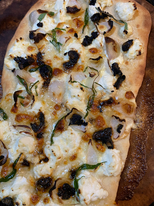 Black garlic white pizza